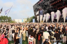 폭염 날려버리는 록 공연 열기