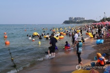 피서 분위기 절정…북적이는 속초해변