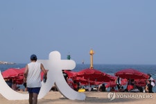 피서 분위기 절정…북적이는 속초해변