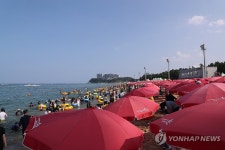 피서 분위기 절정…북적이는 속초해변