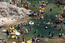 피서객 몰린 인제 백담계곡