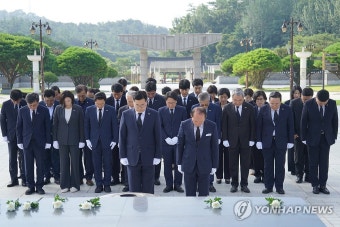 묵념하는 박찬대 대표 직무대행
