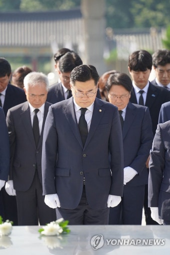 묵념하는 박찬대 대표 직무대행
