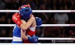아쉬워하는 임애지, 하지만 한국 여자 복싱 첫 메달