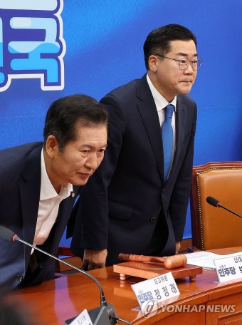 최고위원회의 입장하는 박찬대 당 대표 직무대행