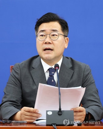 발언하는 박찬대 대표 직무대행