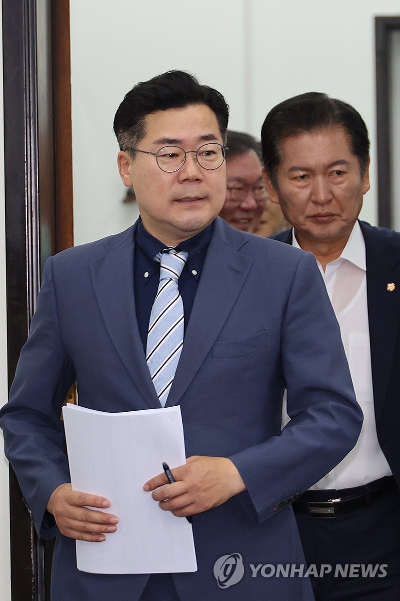 더불어민주당, 정청래와 박찬대 의원의 정책 발표에 관심 집중