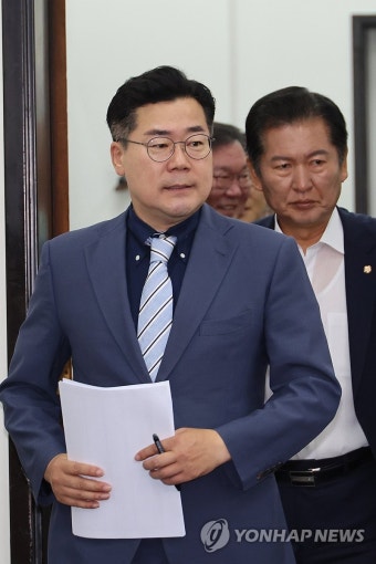 더불어민주당, 정청래와 박찬대 의원의 정책 발표에 관심 집중
