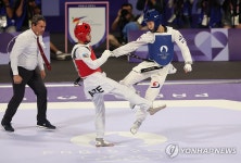 공격 퍼붓는 박태준