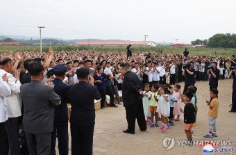 김정은, 의주군 수해지역 방문