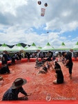 파란 하늘 아래 빨간 토마토 축제장