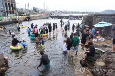 얼음장같이 차가운 제주 용천수 물놀이