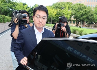 차량에 탑승하는 심우정 신임 검찰총장 후보자