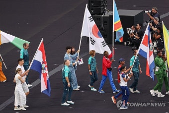 폐회식 기수 박태준과 임애지 입장
