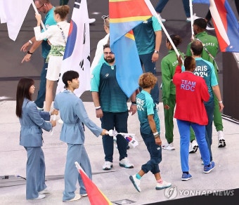 폐회식 기수 맡은 박태준과 임애지