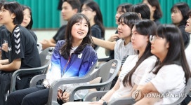 금메달 들고 모교 환영식 참석 반효진…다음 시합 준비할 것