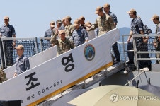 진해항 복귀한 청해부대 42진
