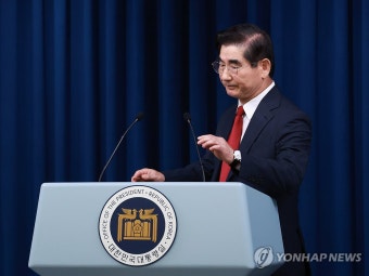 마이크 앞으로 향하는 김용현 국방장관 후보자