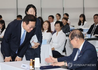 이종찬 광복회장에게 인사하는 박성제 법무부 장관