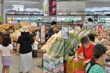 롯데마트, 광복절 황금연휴 통큰딜…최대 반값 할인