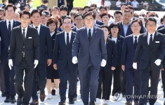 국립대전현충원 찾은 우원식 의장과 민주당 의원