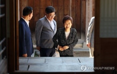 박근혜 전 대통령, 육영수 여사 서거 50주기 맞아 옥천 생가 방문