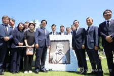 홍범도 장군 묘소 앞 광복회 대전지부 회원들