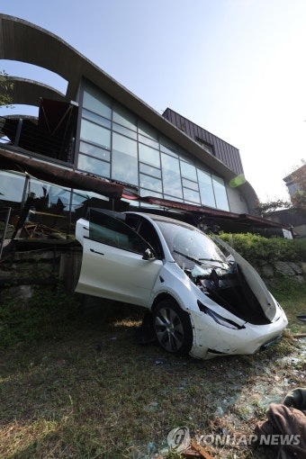 용인 수지구서 차가 카페로 돌진…10여명 부상