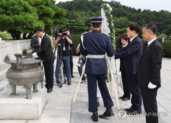 충열대 헌화하는 우원식 국회의장