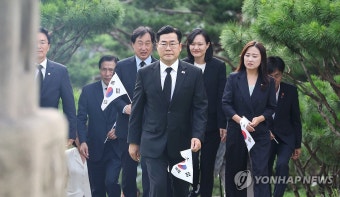 백범 김구 선생 묘역 참배하는 박찬대 대표 직무대행과 의원들