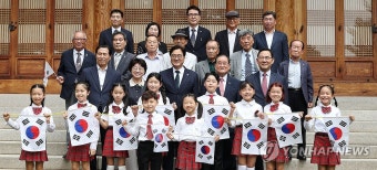 독립운동가 후손 들과 기념 촬영하는 우원식 국회의장