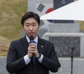 시민 단체가 연 광복절 기념식에서 발언하는 백범 김구 증손자 김용만 의원