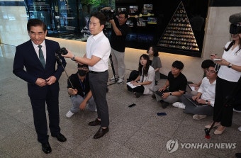 취재진 질문에 답하는 김용현 국방부장관 후보자