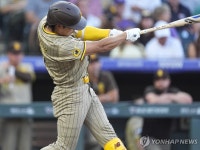 김하성, 두 달 만에 손맛…MLB 통산 47홈런으로 한국인 단독 3위