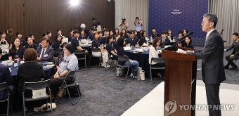발언하는 김홍균 차관