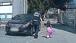 오빠들을 찾아주세요…3세 여아, 경찰 도움에 눈물의 상봉