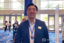 인터뷰하는 진 김 공동회장