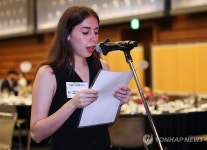 우정교육문화재단에 감사인사 전하는 장학생 대표