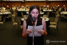 우정교육문화재단에 감사인사 전하는 장학생 대표