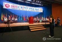 우정교육문화재단에 감사인사 전하는 장학생 대표