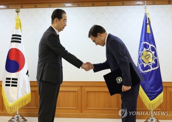 차관 임명장 수여하는 한덕수 총리