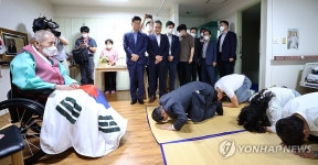 오성규 지사 생신 축하하는 한덕수 총리
