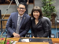 도나 김 美 하와이주 상원의원 하원 재선 도전한 아들 응원