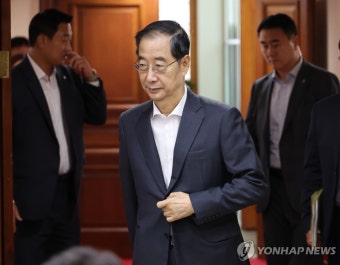 회의 참석하는 한덕수 총리