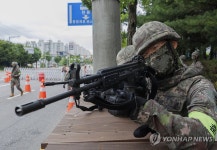 훈련 공습경보 발령, 교통 통제소 설치 뒤 경계하는 장병들