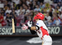 홈런 날리는 김도영