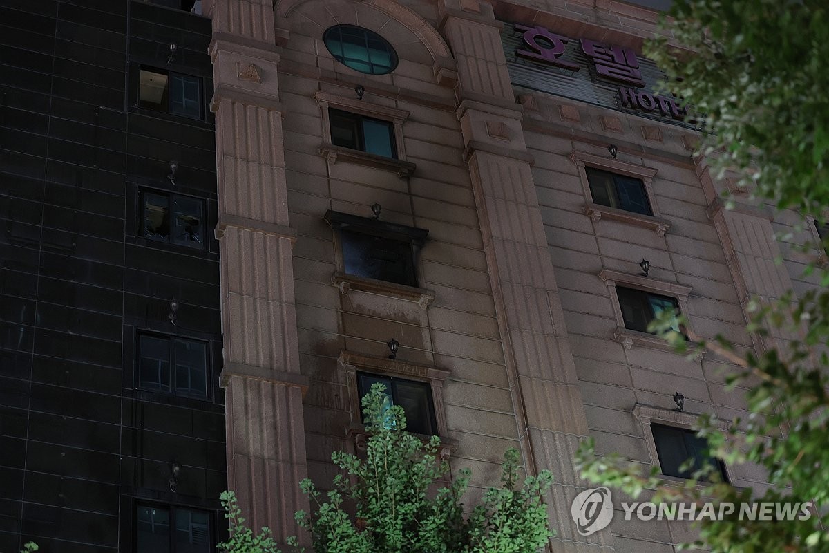 경찰, 부천 호텔 화재 사고 조사결과 공개: 안전 장치 미비로 7명 사망, 관계자 4명 구속영장신청
