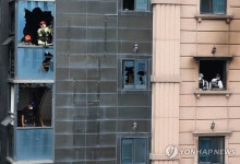 한쪽은 현장 정리, 한쪽은 현장 감식