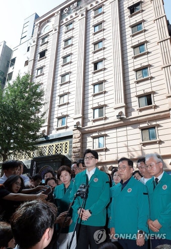 취재진 질문에 답하는 한동훈 대표