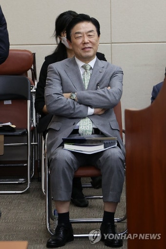 팔짱 끼고 웃음 짓는 김형석 독립기념관장